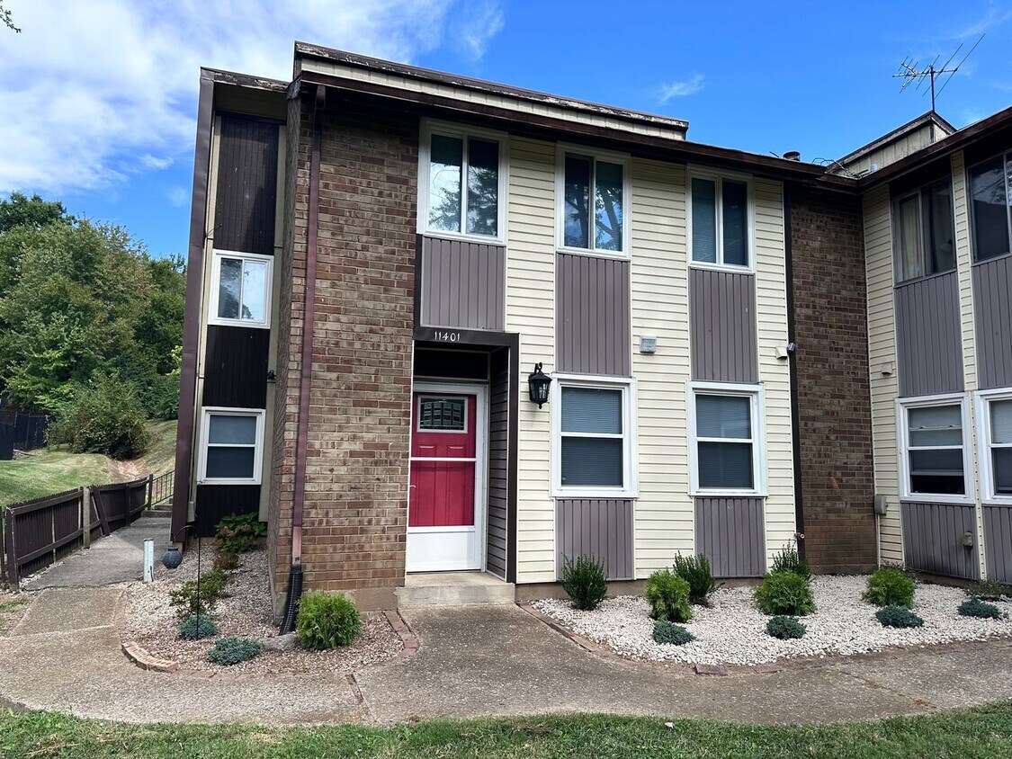 Primary Photo - Updated 3-Bedroom End-Unit Condo in Prime ...