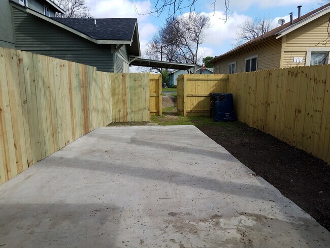 Foto del edificio - 418 E Highland Blvd