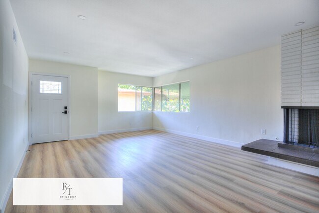 Foto del edificio - Fully Upgraded Spacious 3-Bedroom Unit in Prime Arcadia Location