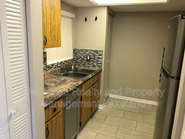 Building Photo - 811 Orchid Springs Dr