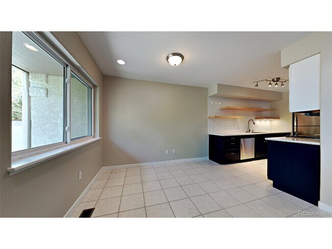 Foto del edificio - Refined Louisville Townhome — Garage, Gas ...