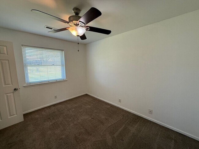 Foto del edificio - Three Bed 1 Bath Home in Broken Arrow with Shed