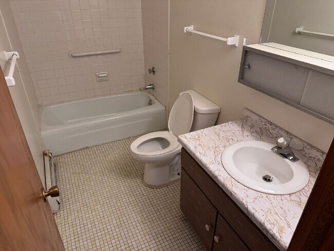 Foto del edificio - 2-Bed, 2-Bath Condo in Brown Deer