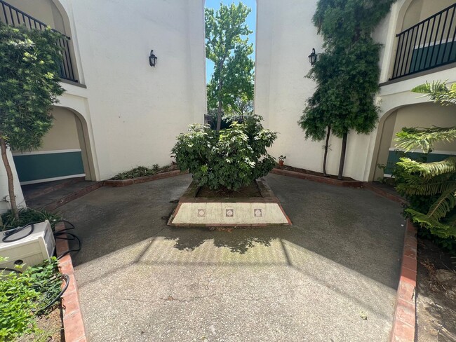 Building Photo - Sunny 1 bed 1 bath Condo in Santa Clara. L...