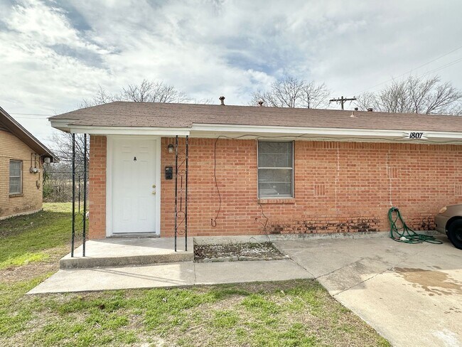 Foto del edificio - 1807 N W S Young Dr