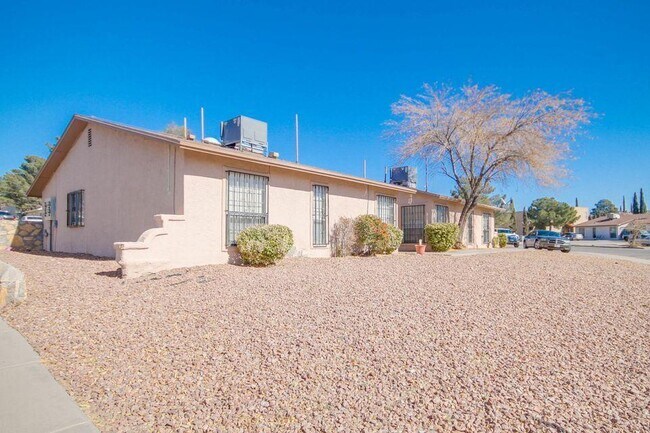 Building Photo - 10701 Forest Ridge Ln