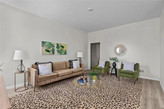Foto del edificio - Gorgeous Three Bedrooms\ with IN-UNIT Laun...
