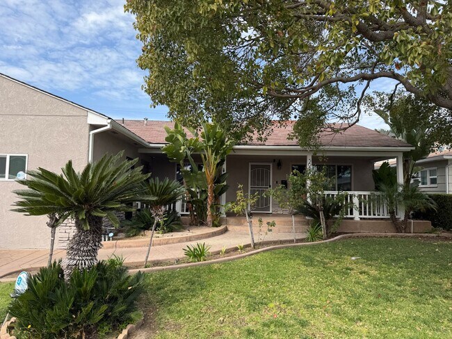 Building Photo - Large 8 Bedroom 4 Bath House Right Next to Campus!