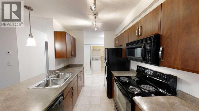 Building Photo - 9124-9196 96 Ave