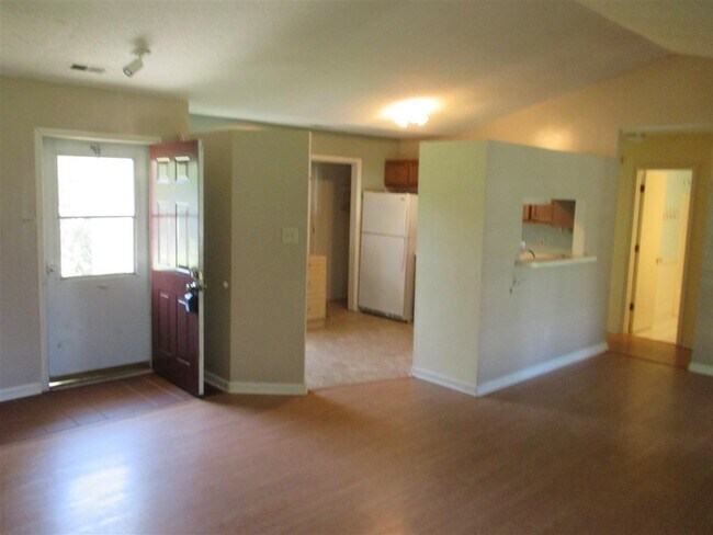 Building Photo - 107 Pine Needle Dr