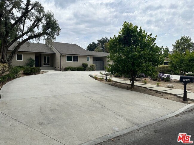 Building Photo - 9254 Balcom Ave