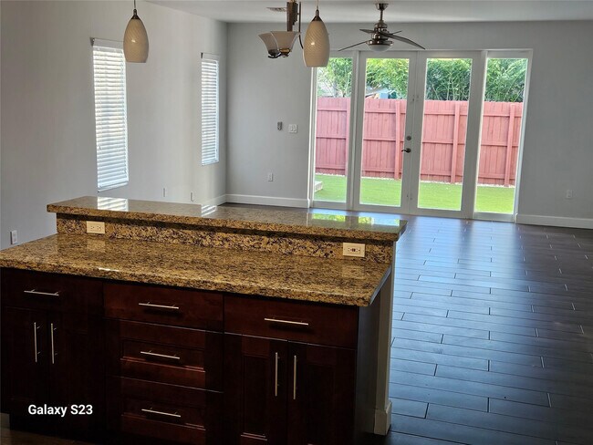 Foto del edificio - 323 SW 11th St