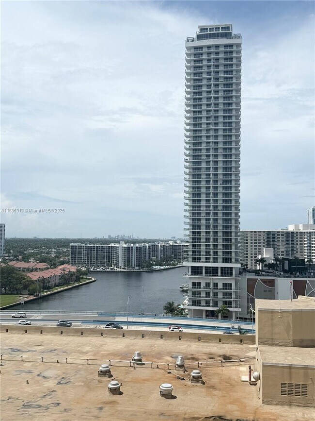 Foto del edificio - 1833 S Ocean Dr