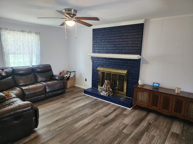 Building Photo - 8176 Surrey Ct