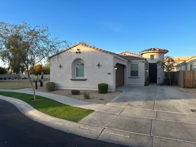 Building Photo - 2812 E Sunland Ave