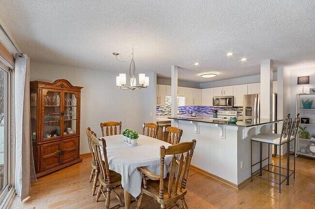 Breakfast Bar - 11154 Westwind Dr