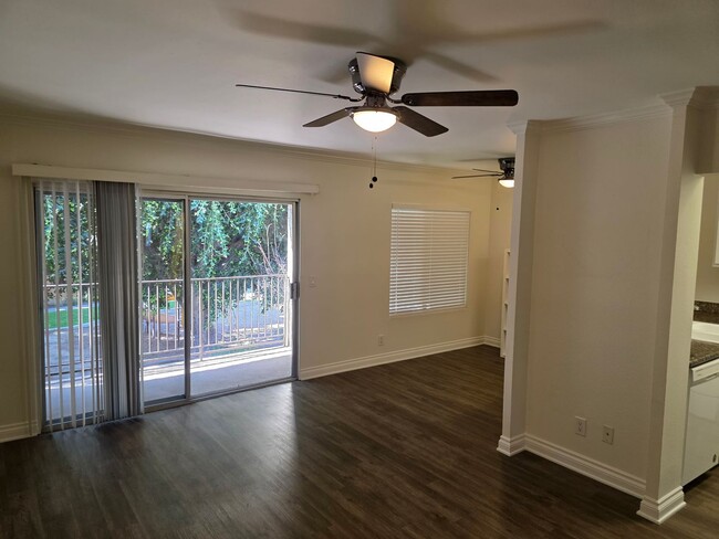 Building Photo - Renovated upstairs 2 bedroom 2 bath condo ...