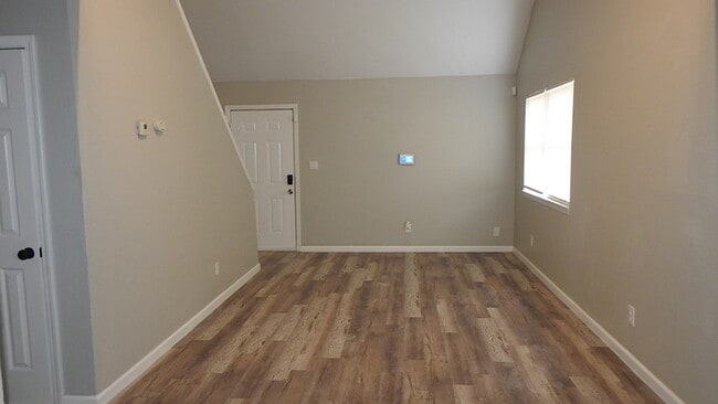 Foto del edificio - Incredibly spacious 4 bedrooms and 2 baths top-floor duplex located on Elmwood Ave in Kansas City...