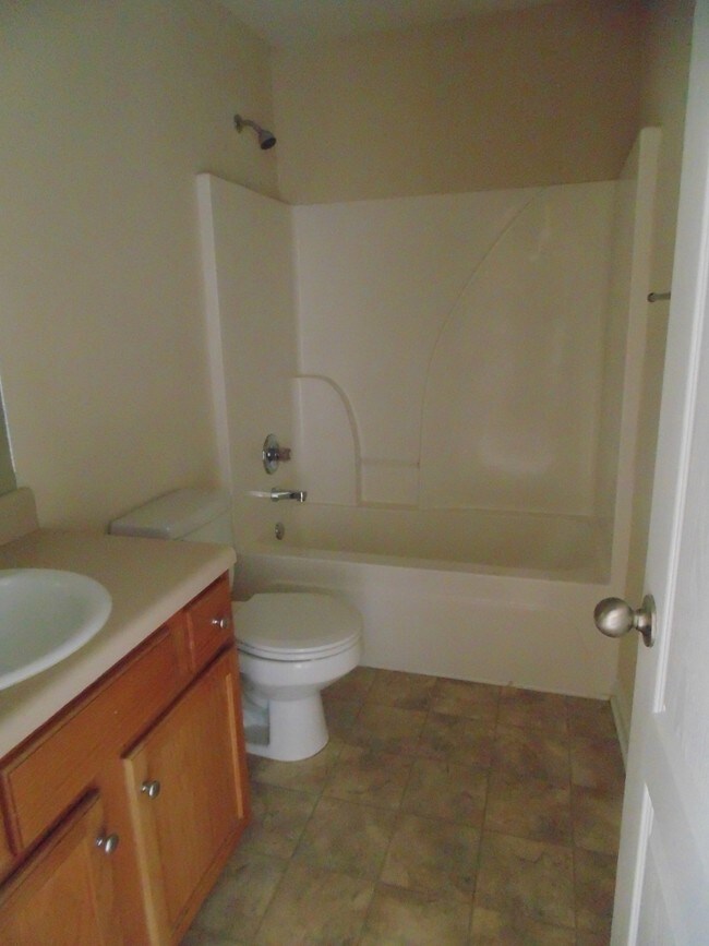 Building Photo - 136 Bridgewater Cir
