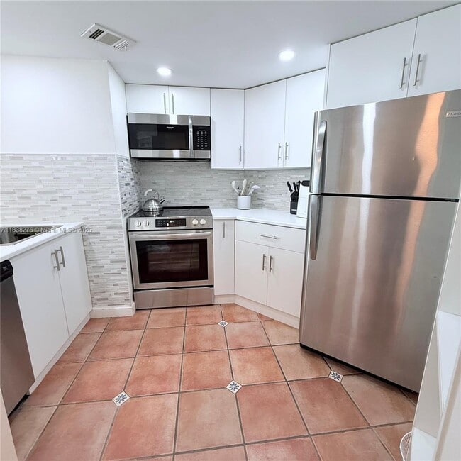 Building Photo - 5880 Collins Ave