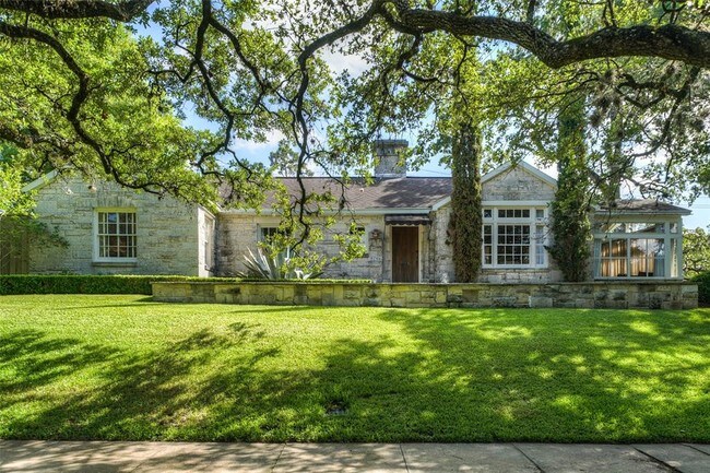 Foto del edificio - 6745 Meadowlawn St