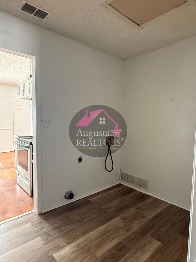 Building Photo - Gorgeous 4 bedroom house in the Wylie District!