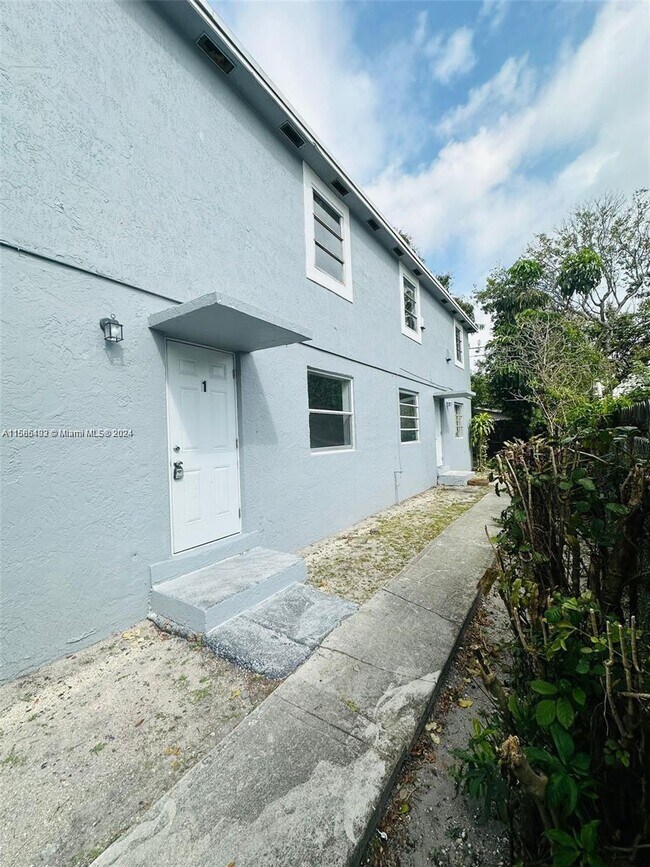 Building Photo - 5 NE 16th Ct