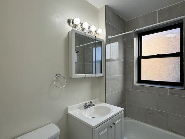 Foto del edificio - 3927 N Clarendon Ave