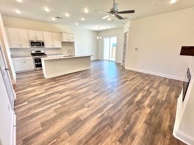 Foto del edificio - Now Leasing at Cedar Bluff – 4BR Townhomes...