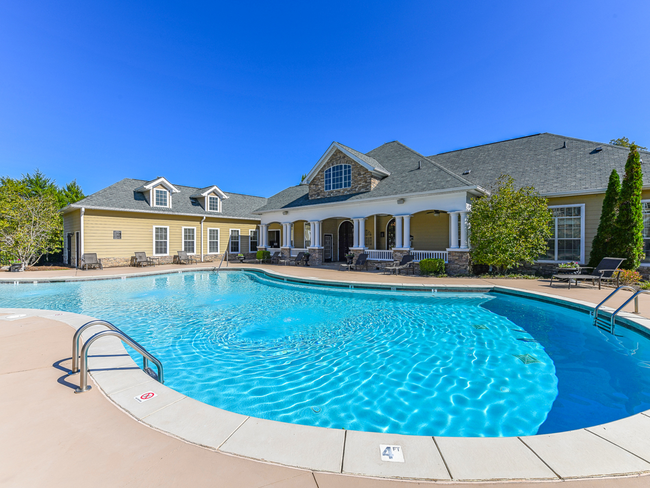 Piscina con estilo de centro turístico y casa club - Legends at Taylor Lakes