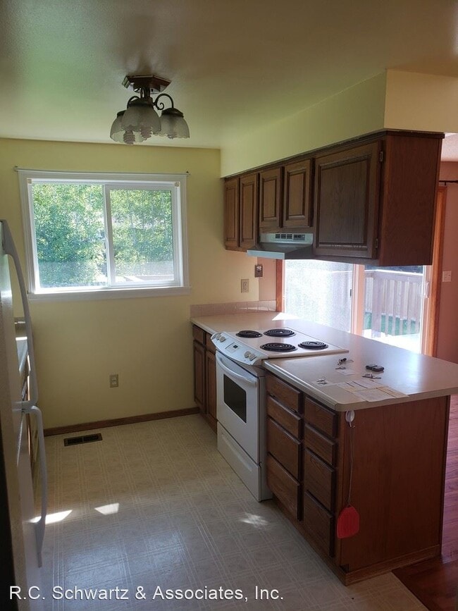 Building Photo - 4 br, 2 bath House - 3421 S. Glenn Rd.