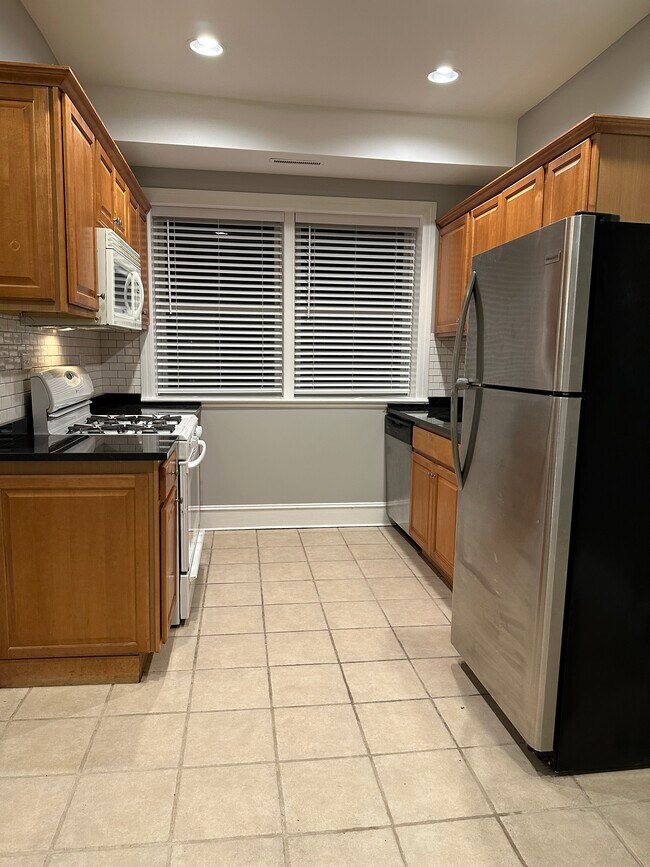Kitchen - 3636 W Shakespeare Ave