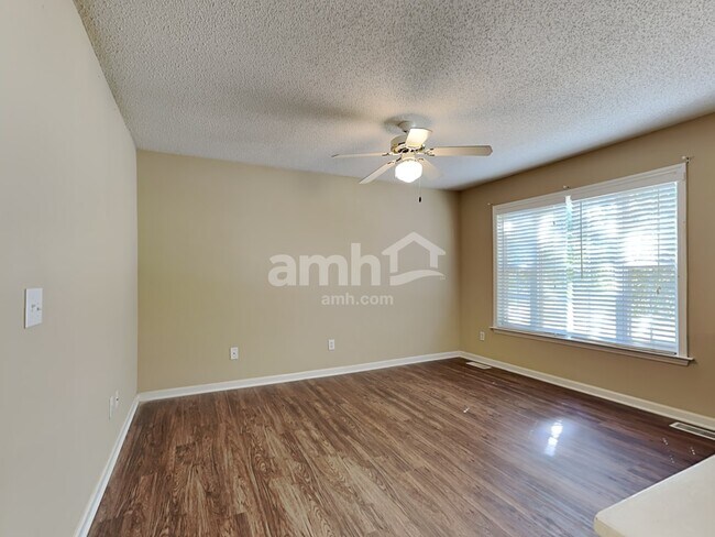 Foto del edificio - 5160 Windsbury Ridge Rd