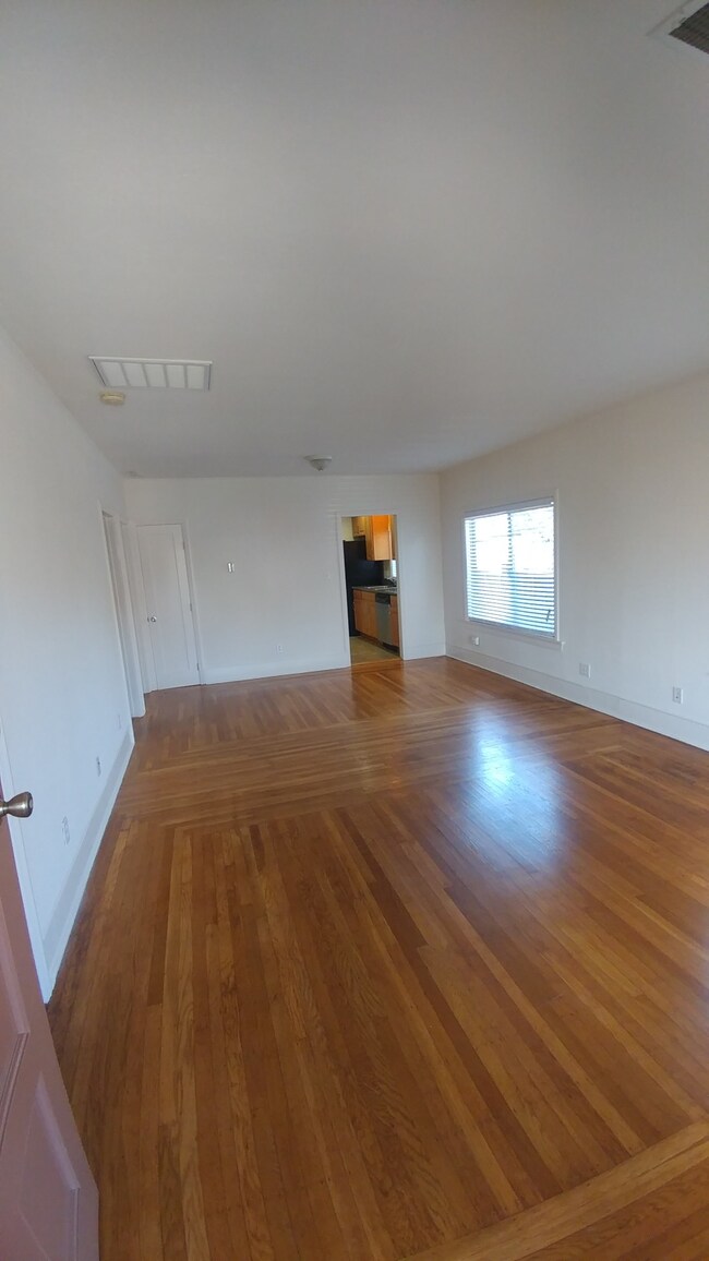 Building Photo - 585 56th St