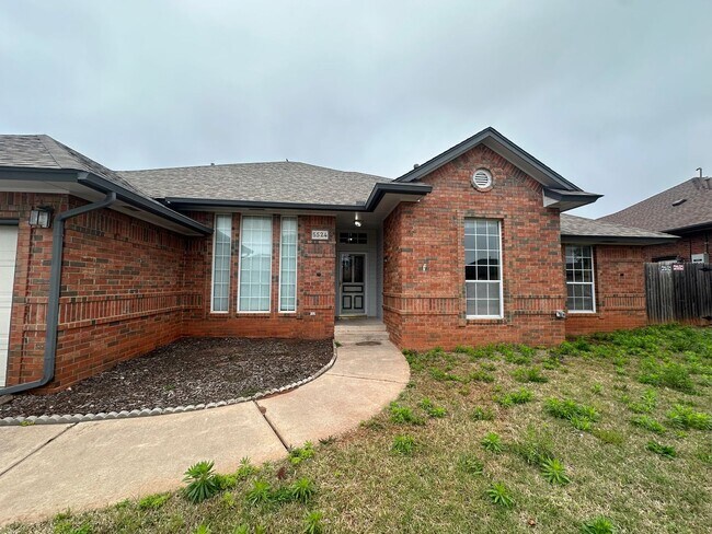 Foto del edificio - 4 Bed, 2.5 Bath Brick home with 2 car garage