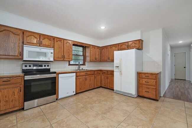 Building Photo - Beautiful Home with a Large Yard