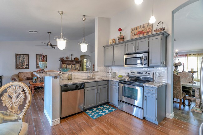 Foto del edificio - 843 E Rose Marie Ln