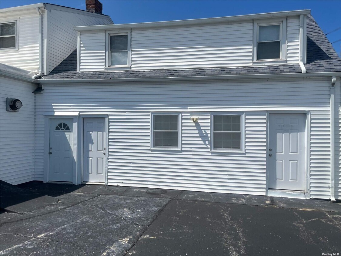 17 Manor Rd, Smithtown, NY 11787 Apartment for Rent in Smithtown, NY