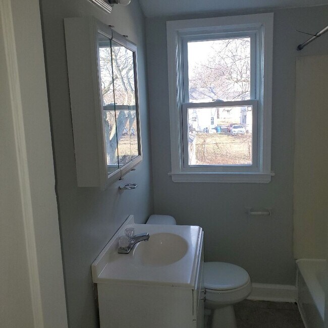 Building Photo - 2 BDRM DUPLEX FOR RENT