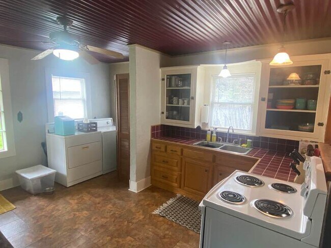 Building Photo - Super cute 2 bedroom!