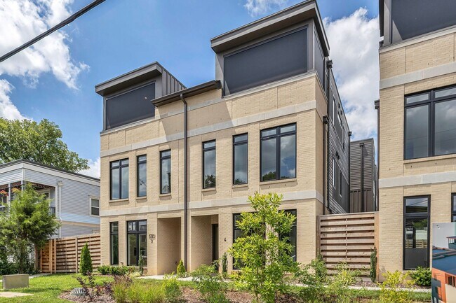 Foto del edificio - Stunning Salemtown Townhome With Fenced In Yard