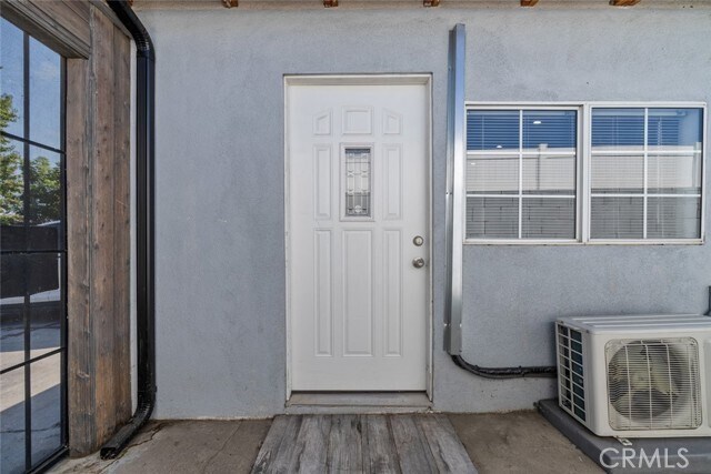 Foto del edificio - 8447 Colbath Ave