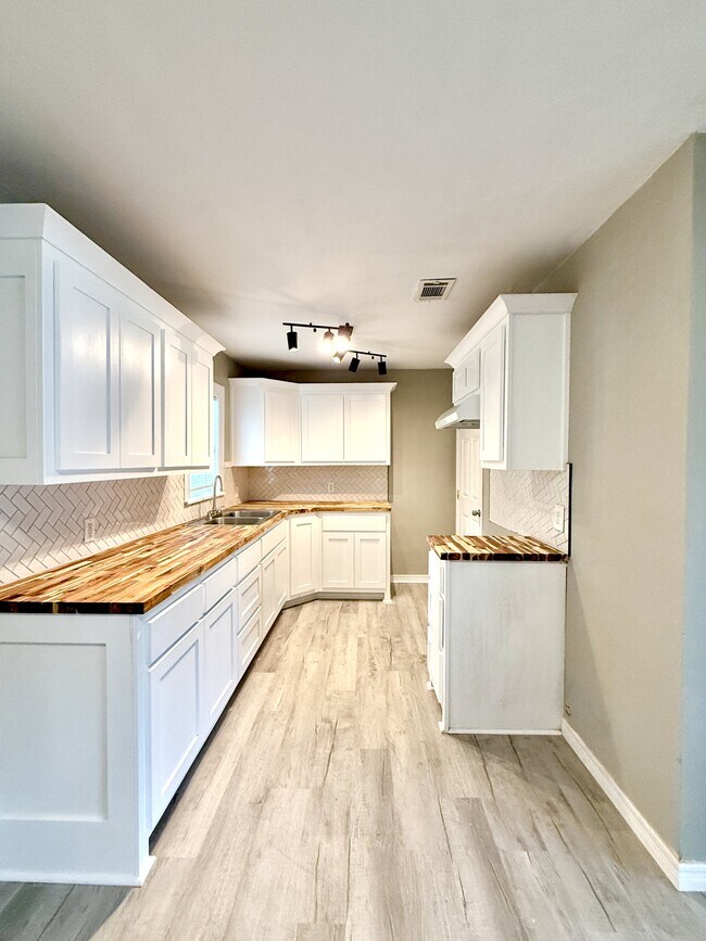 Foto del edificio - 404 Ash St NW