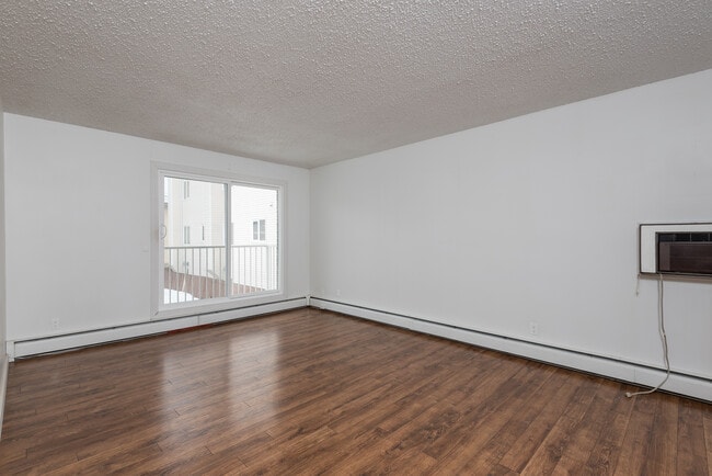 Building Photo - Teresa Haus