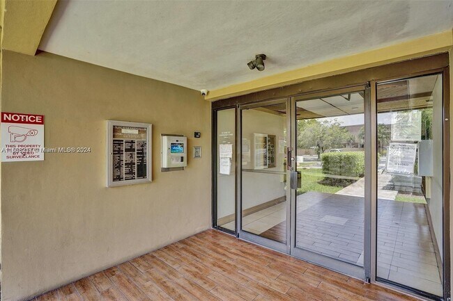Building Photo - 10431 N Kendall Dr