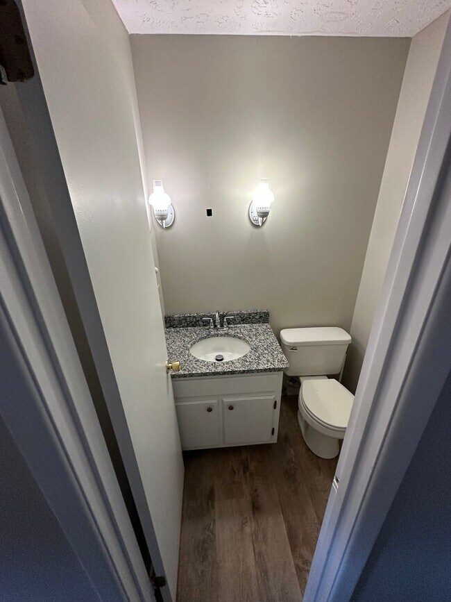 Foto del edificio - Updated 3 Bed 1.5 Bath Townhome with basem...