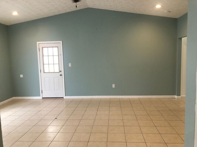 Building Photo - Gorgeous 3-Bedroom/ 2-Bath Home