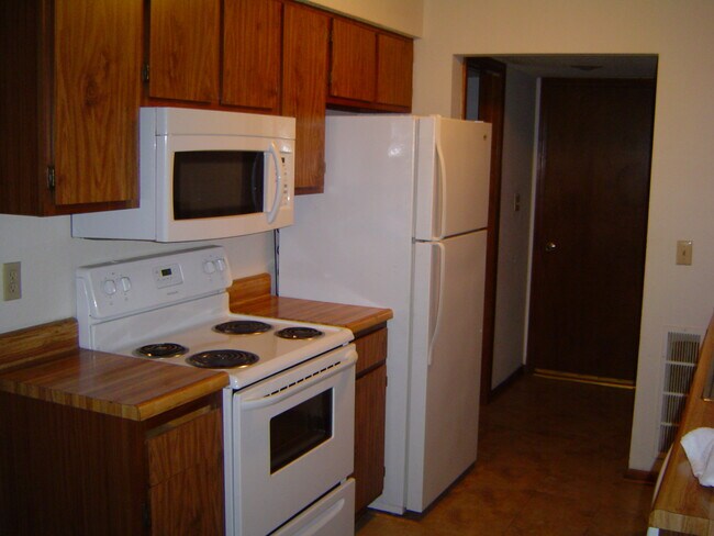 Building Photo - 18901 E Manor Dr