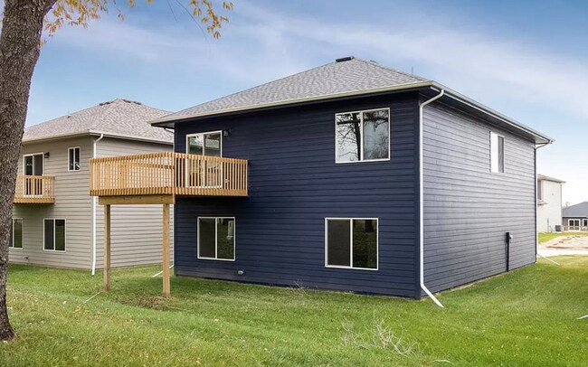 Foto del edificio - Beautiful single family home With 6 Car Attached Garage!