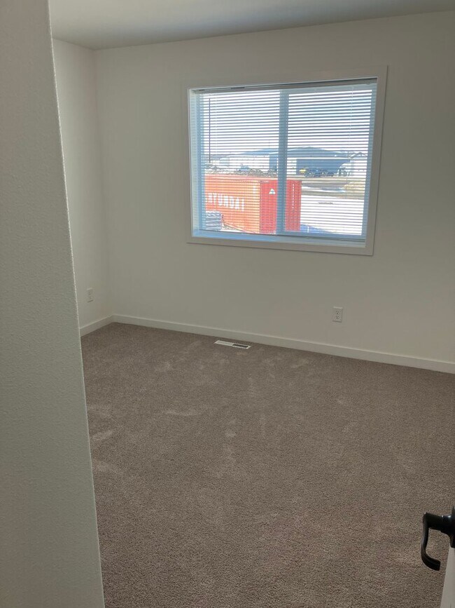 Building Photo - 4 Bed 3 Bath Twin Home